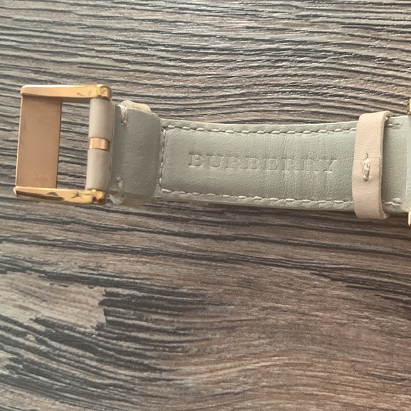 Burberry The City BU9109 watch - Picture 7 of 11